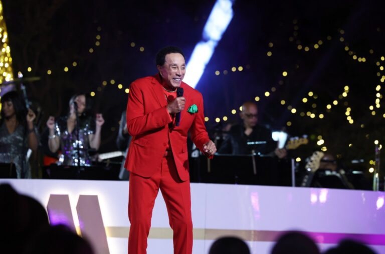 Smokey-Robinson-performance-a-motown-christmas-2024-billboard-1548.jpg