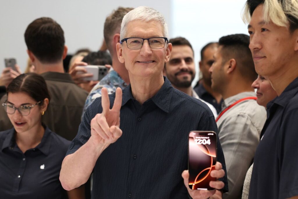 Tim-Cook-iPhone-16-Apple-Intelligence-2.jpg